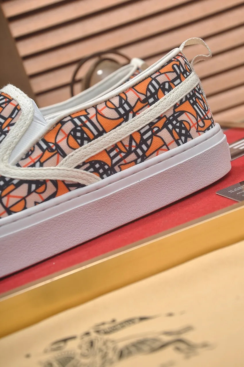 Men's shoes 💰400💶【Burberry】Classic low-top sneakers｜Imported cowhide with classic plaid fabric｜Sheepskin lining｜Original outsole｜Fine workmanship and comfortable to wear Size: 38-44 (customized at 45)